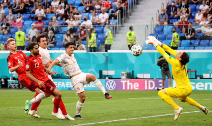  雷恩门神，连续扑点成球队救世主  